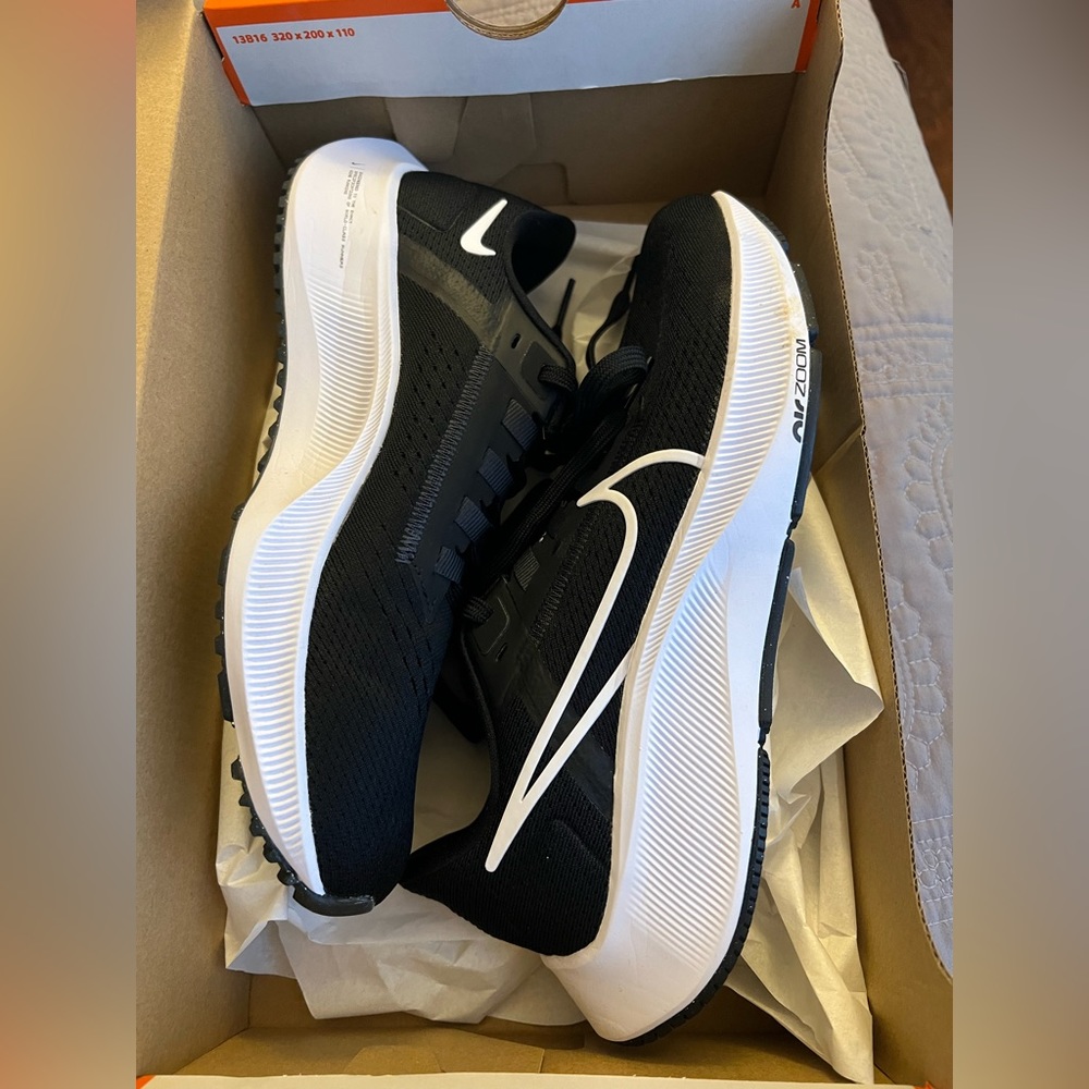 Nike Air Zoom Pegasus 38 | women’s 7 | black/white